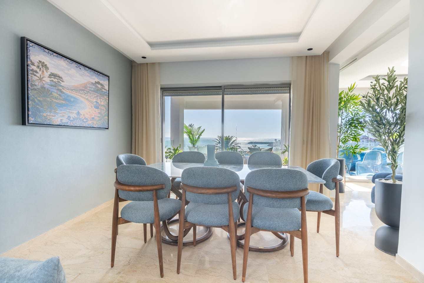 Table de repas et chaises bleues dans un appartement aménagé par Studio Amsaï à Agadir