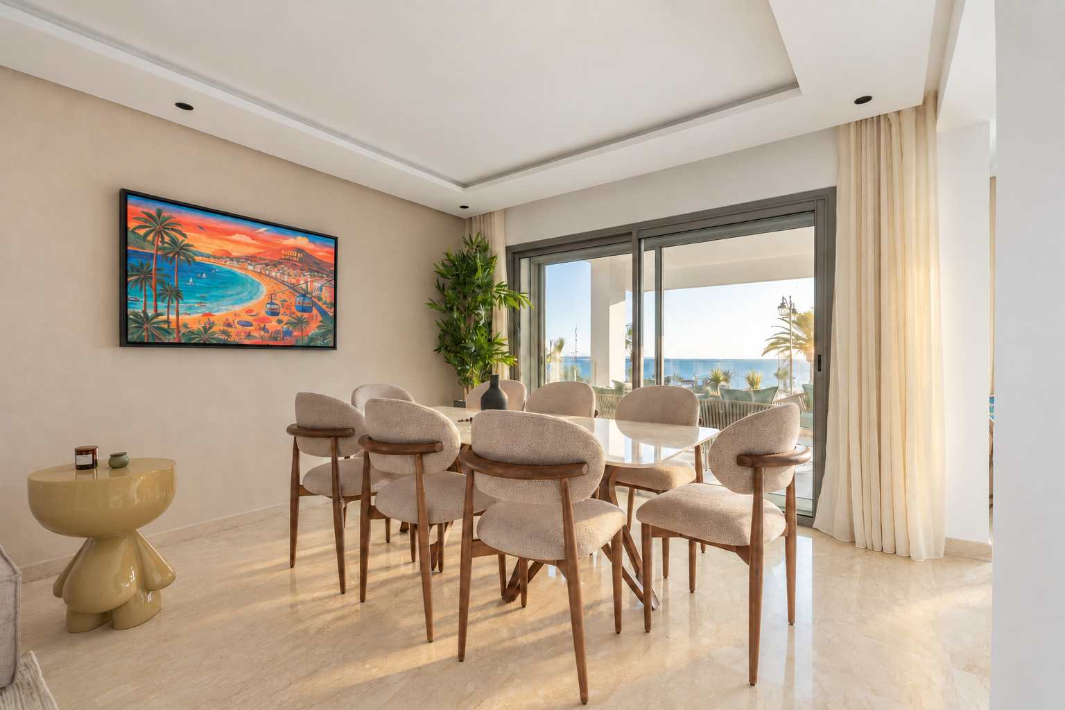 Salle à manger près de la baie