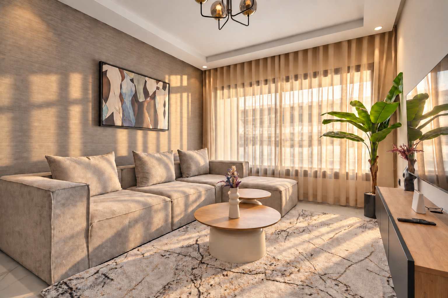 Salon gris perle avec tables rondes, tapis et rideaux clairs