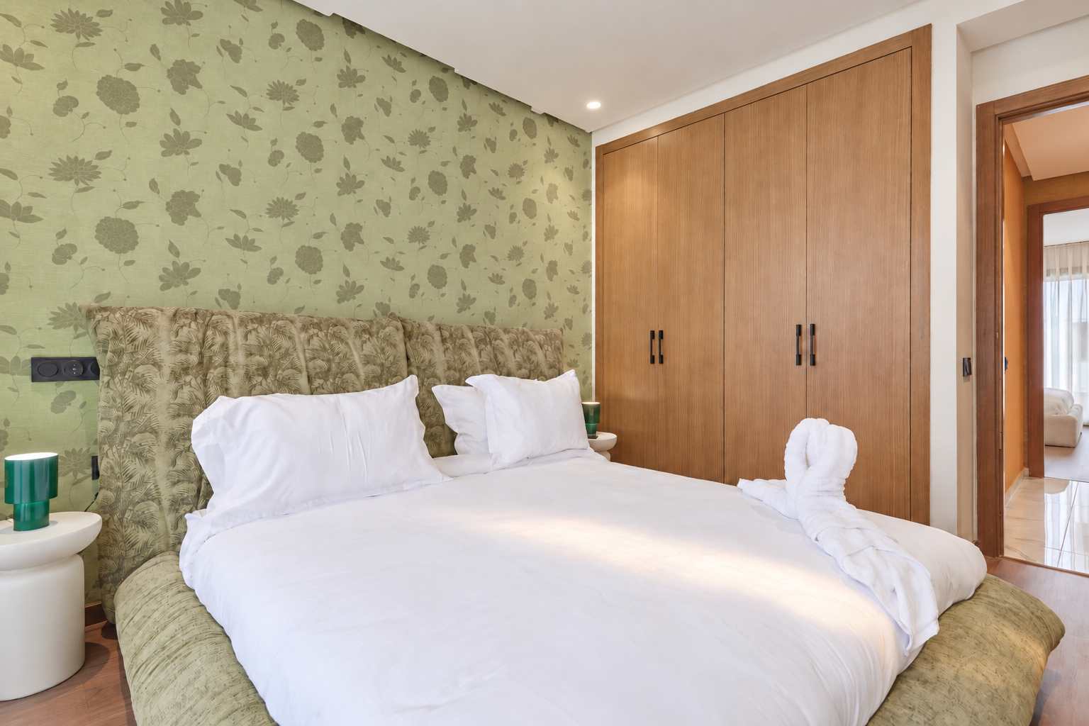 Chambre au papier peint végétal
