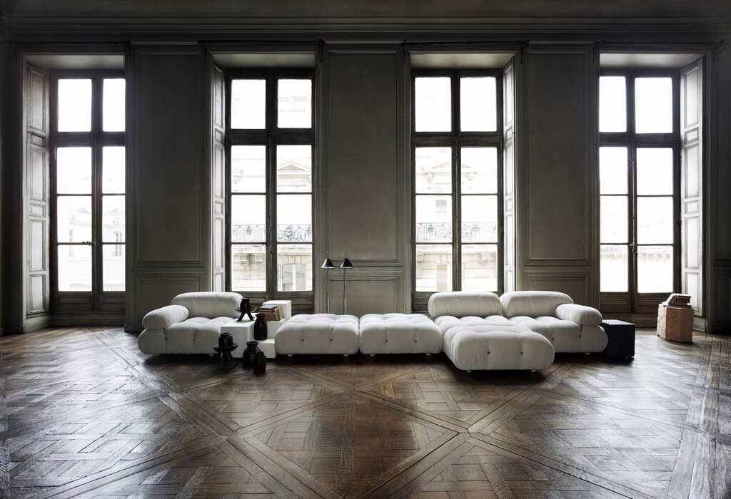 Canapé Camaleonda clair dans un salon aux hautes fenêtres