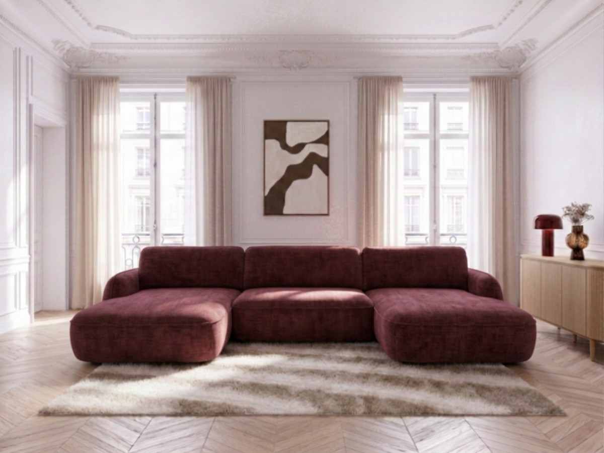 Canapé Céleste panoramique rouge bordeaux avec deux méridiennes dans un salon lumineux