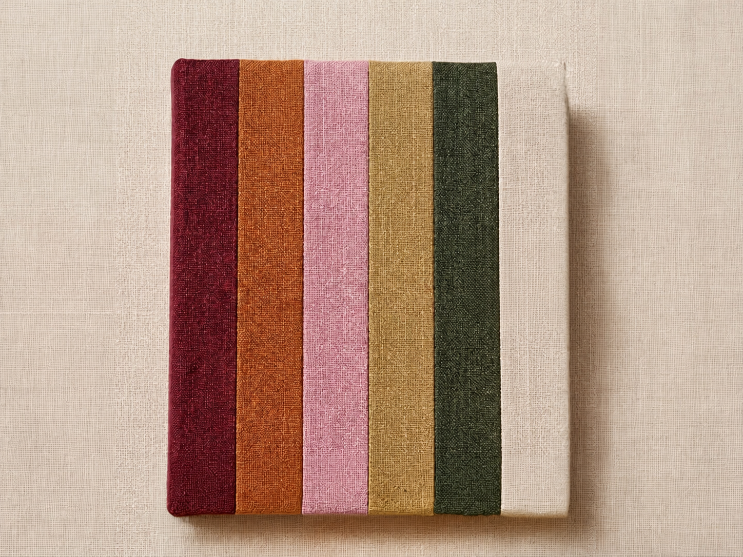 Vue rapprochée de six bandes de tissu : rouge bordeaux, orange, rose, jaune, vert et beige