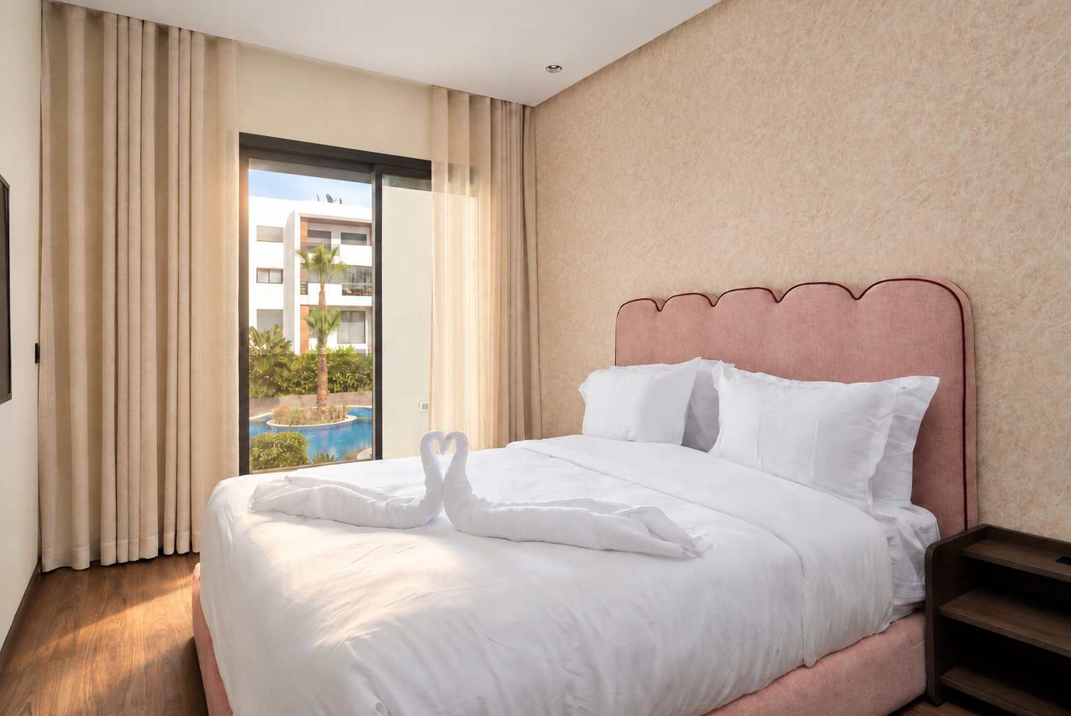 Chambre à la tête de lit rose