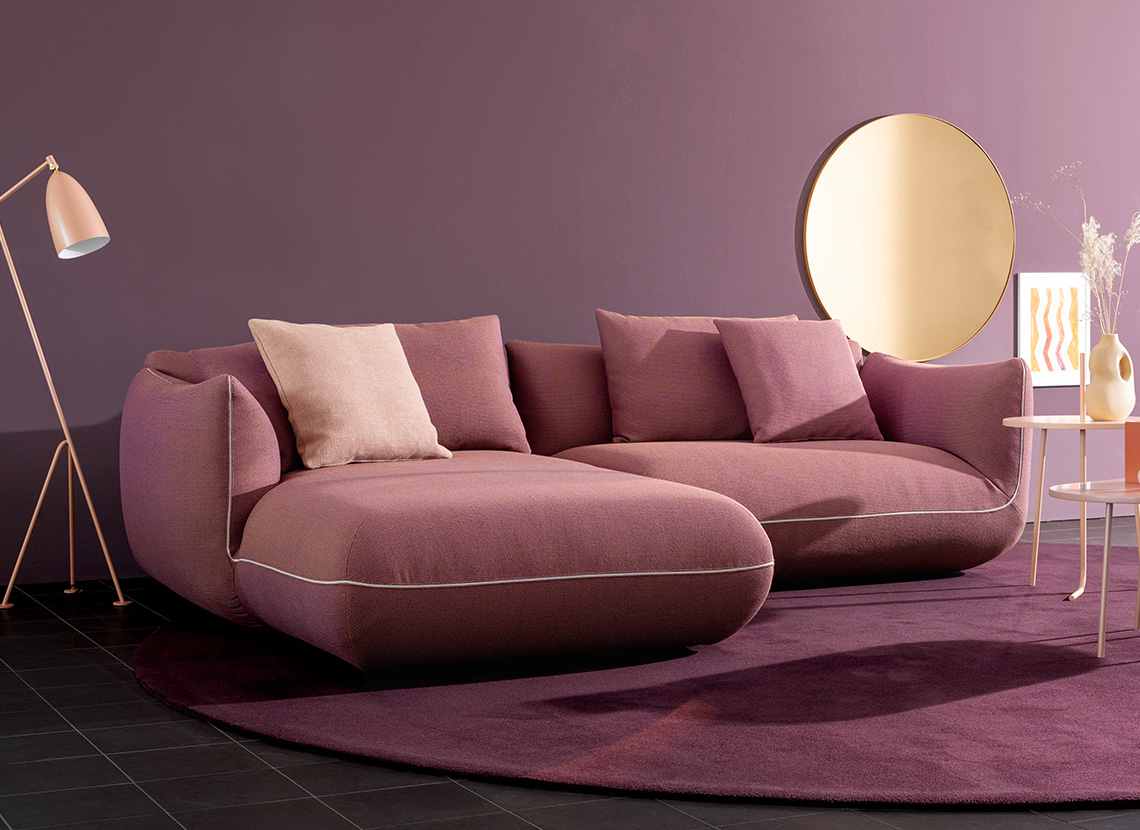 Composition Jalis mauve avec méridienne et coutures claires dans un salon violet.