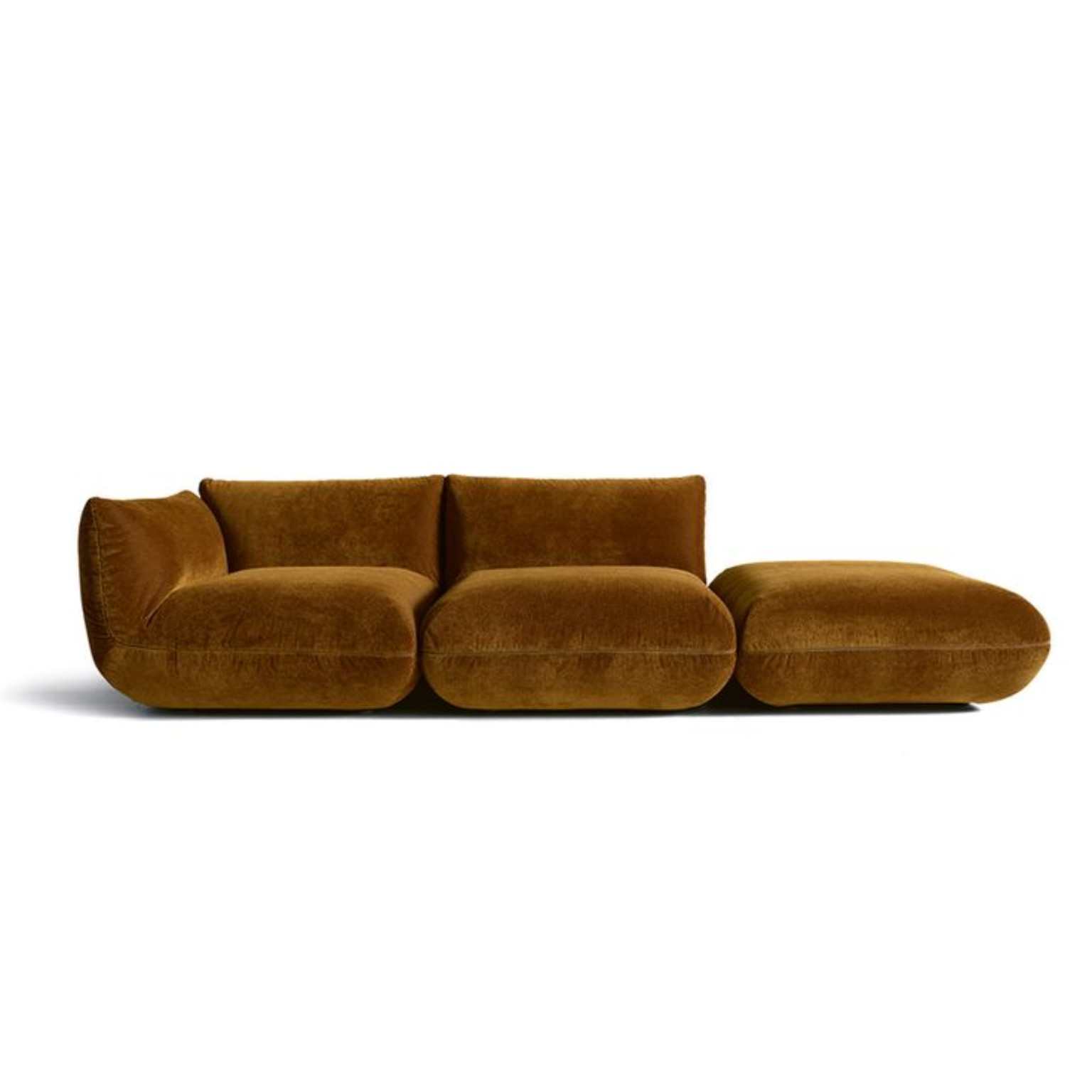 Canapé Jalis brun avec deux assises et un pouf, vu de face et en entier sur fond blanc.
