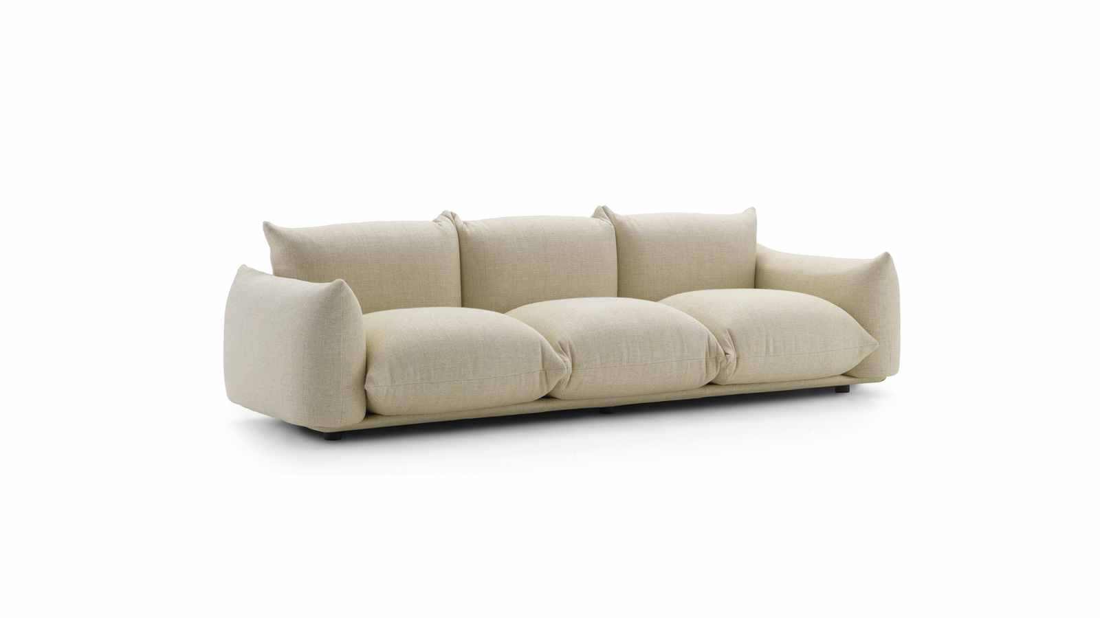 Canapé Marenco à trois assises en tissu ivoire, vue de trois quarts