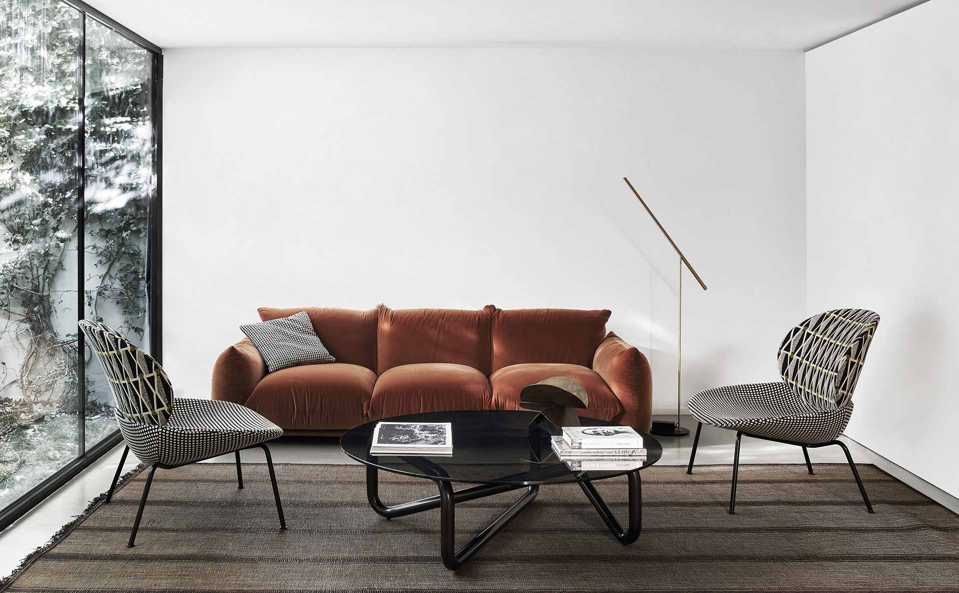 Canapé Marenco terracotta dans un salon lumineux ouvert sur le jardin