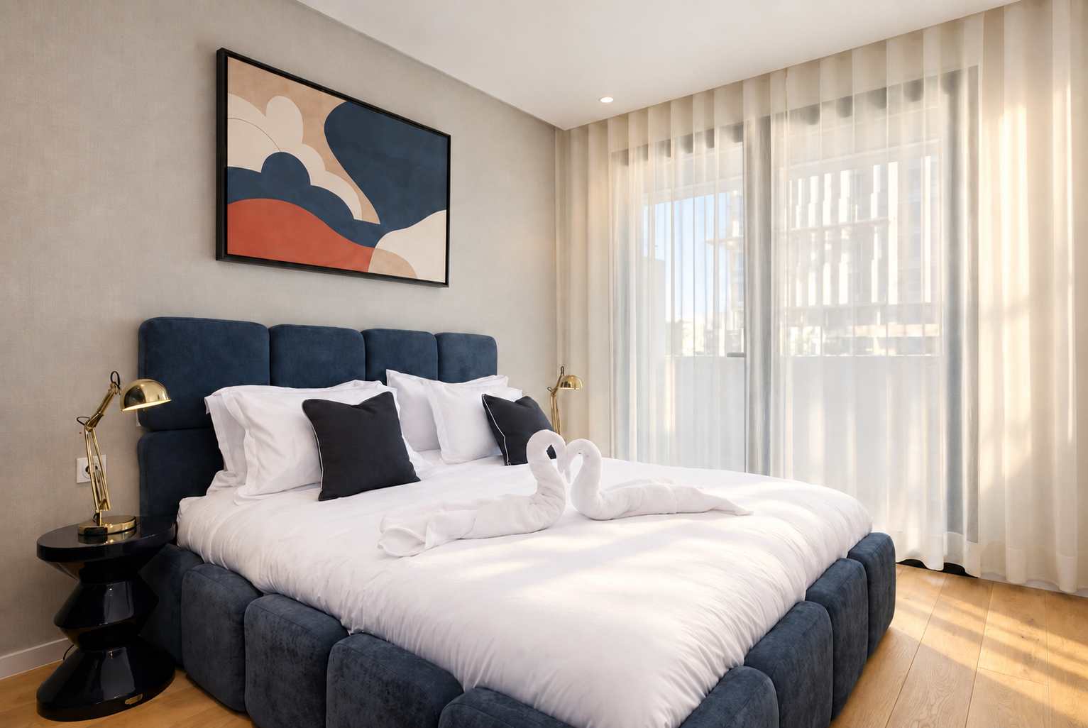Chambre au lit bleu et linge blanc
