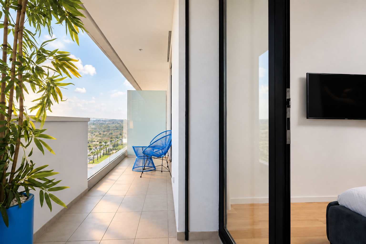Terrasse au fauteuil bleu
