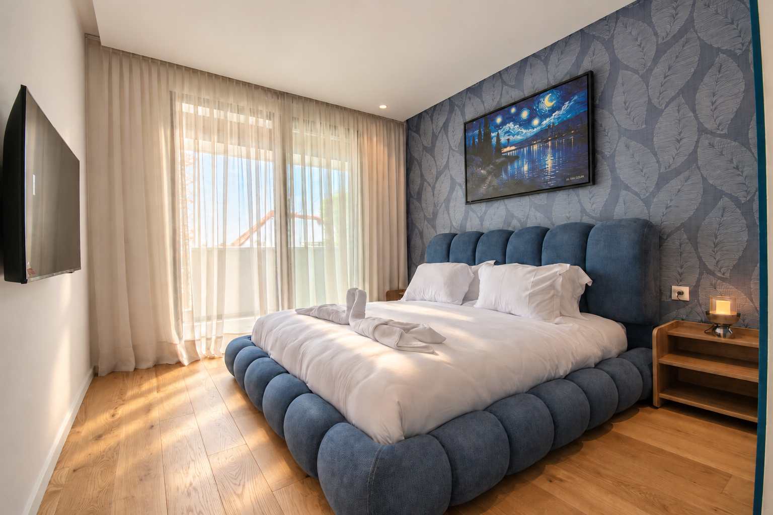 Chambre au lit capitonné bleu