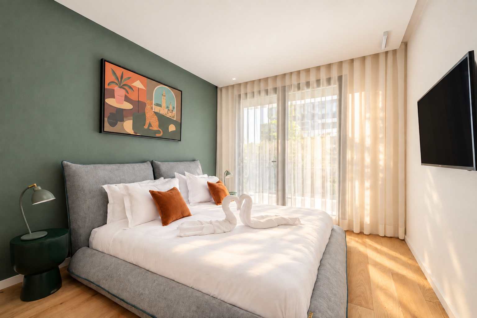 Chambre au mur vert et lit tapissé