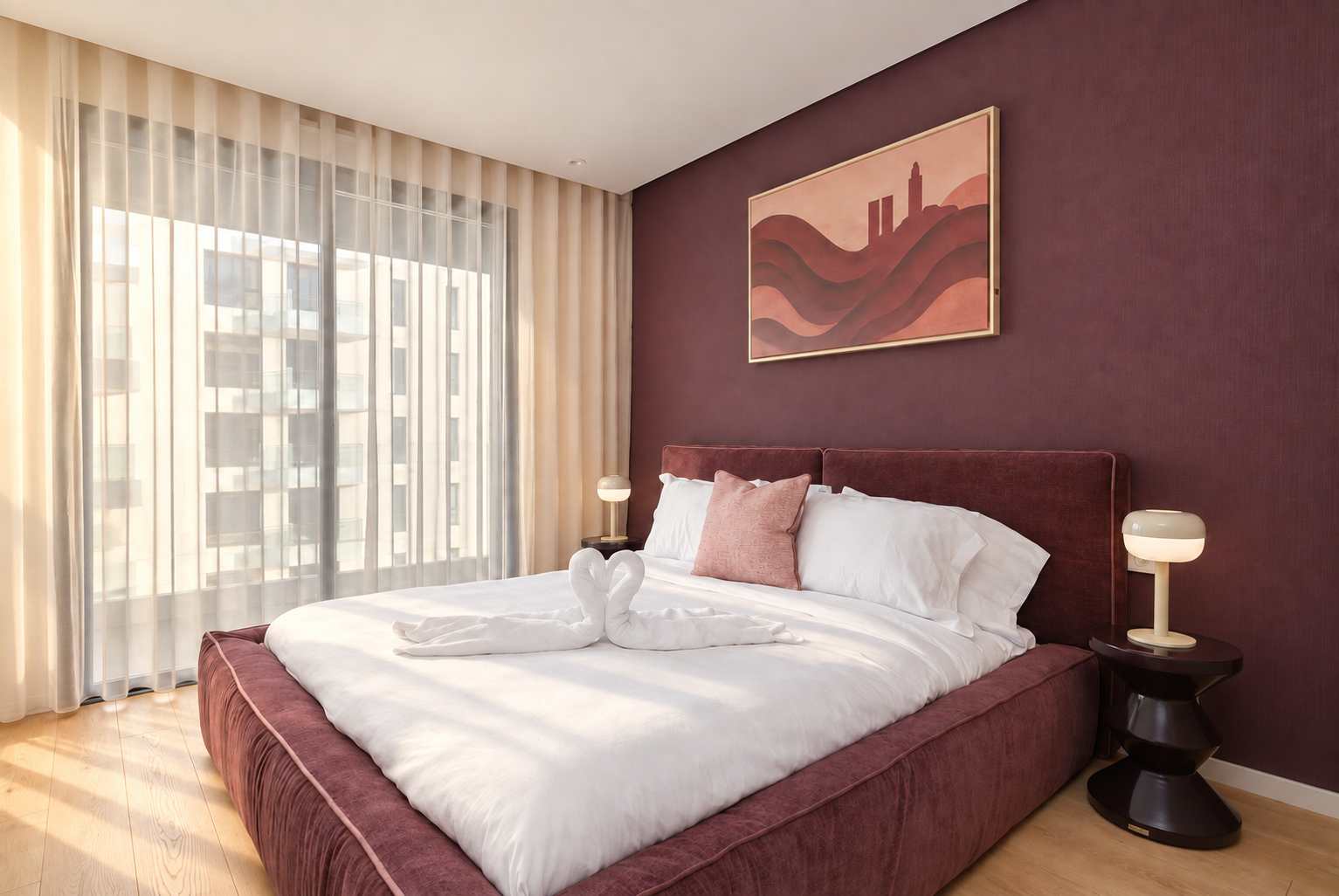 Chambre bordeaux et lampes de chevet