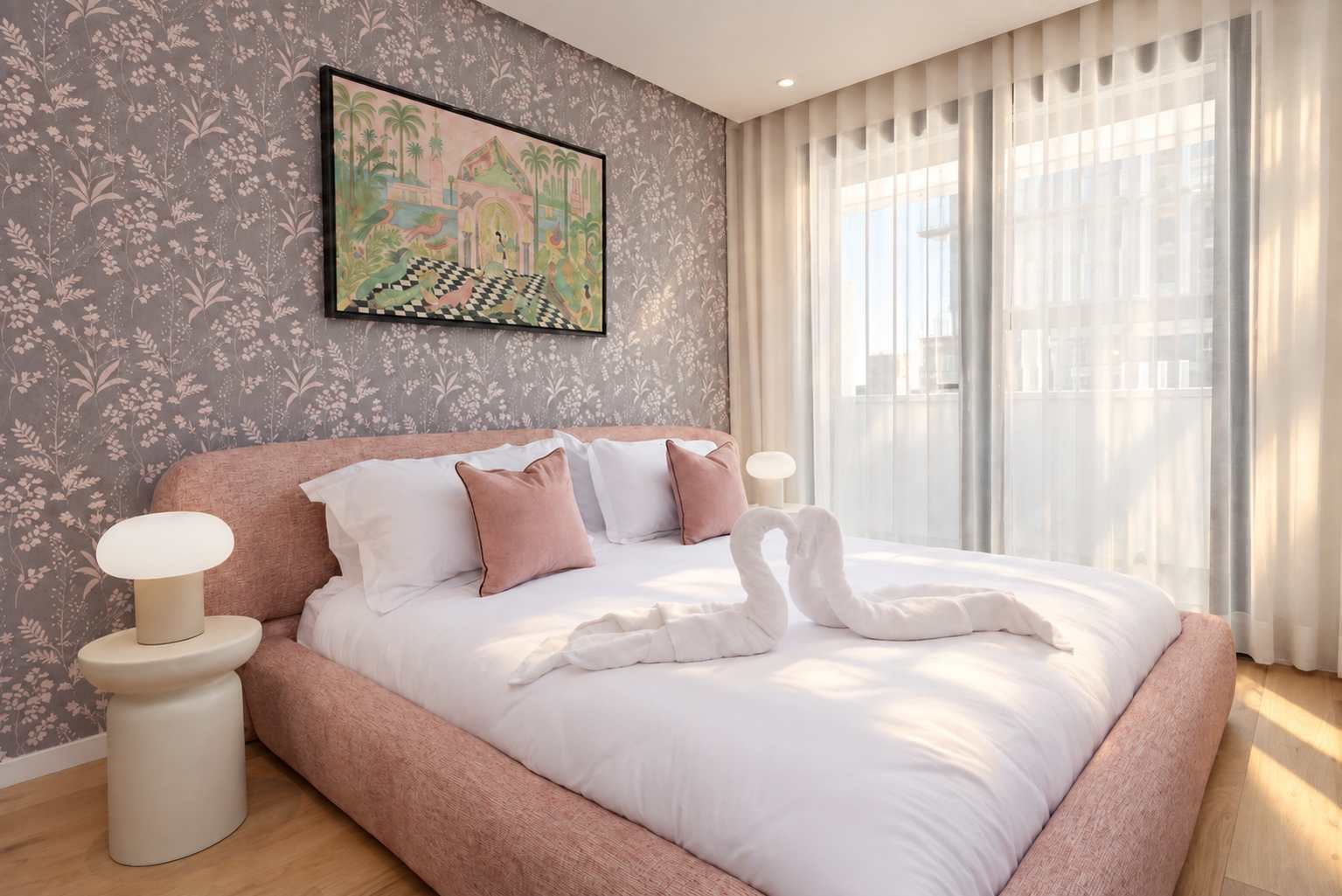 Chambre rose au papier peint floral