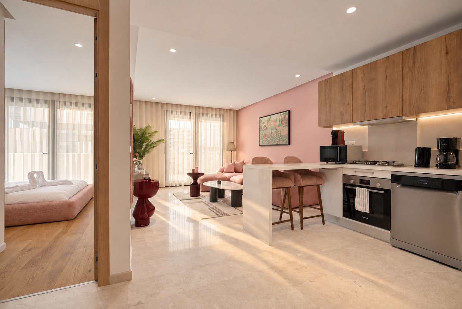 Cuisine en bois ouverte sur le salon rose